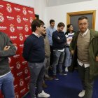 Raúl Llona y el director deportivo de la Cultural, José Manzanera, en el momento de la despedida del entrenador riojano.