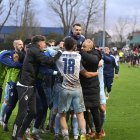 Mehdi Nafti celebra con la plantilla la victoria conseguida en Getxo.