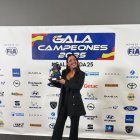 Alba Sánchez con su trofeo del Nacional de Rallycross.