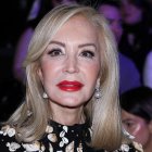 Carmen Lomana durante una cita cultural en Madrid, donde volvió a demostrar su inconfundible elegancia y su icónico labial rojo.