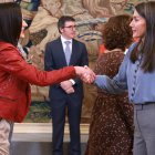 La reina Letizia recibe a la nutricionista leonesa Beatriz Robles en Zarzuela tras su reconocimiento en divulgación científica.