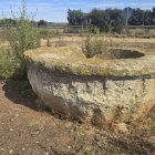 SAN PEDRO DE LATARCE (VALLADOLID), 23/01/2026.- Una pila bautismal del siglo XVI, según indicios pero de la que se desconoce su procedencia, es utilizada como un cubo de basura en su actual emplazamiento al menos desde hace dos décadas: junto a una gasolinera al borde de la Autovía del Noroeste (A-6), en San Pedro de Latarce (Valladolid). EFE/ Hispania Nostra SÓLO USO EDITORIAL / SÓLO DISPONIBLE PARA ILUSTRAR LA NOTICIA QUE ACOMPAÑA (CRÉDITO OBLIGATORIO)