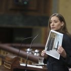 Ester Muñoz con una imagen de tres mujeres con el burka.