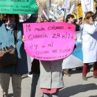 Una niña sujeta un cartel contra las guardias de 24 horas.