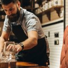 La mezcla de café y alcohol, base del carajillo y del café con orujo, vuelve a ganar protagonismo en bares y sobremesas
