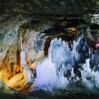 La cueva glaciar de Scarisoara, en Rumanía, donde se halló la bacteria congelada.