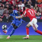 Vinicius, autor del gol del Real Madrid, trata de superar a Dedic, jugador del Benfica.