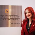 Sara García con la placa en la que se refleja que ella y Pablo Álvarez dan nombre al centro.