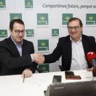 Víctor Murias, director del palacio, y Narciso Prieto, director de Comunicación de Caja Rural.