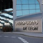 Fachada principal del aeropuerto civil de León.
