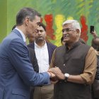 El presidente del Gobierno de España, Pedro Sánchez (i), inaugura un mural hispano-indio de arte callejero del artista español Suso33, en el distrito Lodhi de Nueva Delhi, en el marco de su viaje oficial a la India y de las actividades del Año Dual España-India.