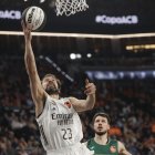 Sergio Llull entra a canasta en el partido frente al Unicaja.