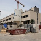 Archivo - Fachadas de viviendas en construcción.