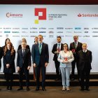 El rey Felipe VI, con los responsables de Banco Santander y Cámara España y los galardonados.