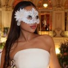 Diseño firmado por Silvia Fernández Atelier en el espectacular baile de máscaras de Los Bridgerton celebrado en el Casino de Madrid, donde la estética de Regencia se reinterpretó en clave contemporánea