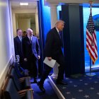 El presidente estadounidense, Donald J. Trump, llega para hablar sobre la anulación de la mayoría de sus aranceles por parte de la Corte Suprema durante una conferencia de prensa en la sala de prensa de la Casa Blanca en Washington.