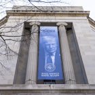 Una pancarta de Trump cuelga del lateral del Departamento de Justicia en Washington.