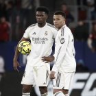 Tchouameni y Mbappé con caras de circunstancias tras el segundo gol recibido.