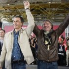 El presidente del Gobierno, Pedro Sánchez, y el candidato Partido Socialista a la Presidencia de la Junta de Castilla y León, Carlos Martínez, intervienen en un acto público del partido junto a la candidata por León, Nuria Rubio, y el secretario provincial del PSOE, Javier Alfonso Cendón