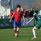 El mansillés Matos vigila de cerca a un jugador numantino en control del balón.