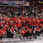 El Baskonia celebra sobre la pista del Roig Arena su triunfo en la final de la Copa del Rey.