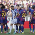 Los jugadores del Barcelona celebran el segundo tanto del partido contra el Levante.