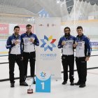 Eduardo de Paz junto a sus compañeros del Txuri Berri con su trofeo de campeón de España.