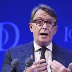 Fotografía de archivo del 6 de octubre de 2015 del exministro laborista Peter Mandelson hablando durante la convención del Instituto de Directores en Londres (Reino Unido). La Policía británica detuvo este lunes a Mandelson para ser interrogado bajo sospecha de mala conducta en cargo público, por supuestamente haber facilitado información oficial sensible al fallecido pederasta convicto y multimillonario estadounidense Jeffrey Epstein.