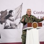 El secretario de la Defensa Nacional, Ricardo Trevilla, y la presidenta de México, Claudia Sheinbaum, ayer.