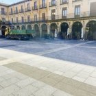 El camión de Decolesa, ayer, junto a las estructuras previstas para el andamiaje.  Apenas seis meses después de estrenarse, ya se parchea la obra del pavimento.