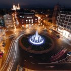 Vista nocturna de la Plaza de Santo Domingo con la Catedral de León de fondo.