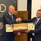 El alcalde de León, José Antonio Díez, y el presidente de la Cultural, Mohammed Al-Suwaidi.
