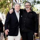 Imagen del actor Stacy Keach posando junto a Robert Carradine en un acto en Hollywood. EFE/EPA/ETIENNE LAURENT