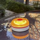 Una baliza V16 conectada en una imagen de archivo. EFE/Andrés Dulanto