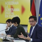 La ministra de Inclusión, Seguridad Social y Migraciones y portavoz del Gobierno, Elma Saiz (c) junto con los ministros de Derechos Sociales, Consumo y Agenda 2030, Pablo Bustinduy (i) y Transformación Digital, Óscar López (d) durante la rueda de prensa tras el Consejo de Ministros celebrao este martes en el Palacio de la Moncloa, Madrid.