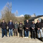 La cabeza de lista de UPL a las Cortes, Alicia Gallego (centro), acompañada por representantes de UPL y de los ayuntamientos afectados durante su visita al municipio de San Emiliano.