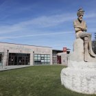 La figura del Pensador, símbolo de la ULE.