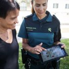 Una agente de la Guarcia Civil muestra los pictogramas a una mujer en el Camino de Santiago.  Algunos de los pictogramas que aparecen en la guía.