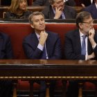 El presidente del PP, Alberto Núñez Feijóo, junto a Rafael Simancas (i) y el expresidente del Gobierno Mariano Rajoy, asiste a la presentación de una nueva edición del libro 'El rey', que analiza el papel constitucional de la monarquía con textos de Manuel García-Pelayo, este miércoles en el Senado.