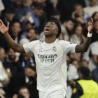 Vinicius celebra su gol al Benfica que sellaba de manera definitiva la clasificación del Real Madrid a los octavos de final.