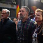 El candidato de VOX a la Presidencia de la Junta, Carlos Pollán (i) y el presidente de VOX, Santiago Abascal (c), durante un acto previo a la campaña del 15M, a 25 de febrero de 2026, en Zamora, Castilla y León (España).