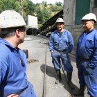 Mineros del Alto Bierzo a las puertas de una explotación en Tremor de Arriba, en una imagen de archivo.