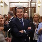 El líder del PP, Alberto Núñez Feijóo, atiende a la prensa este jueves durante el pleno del Congreso de los Diputados.