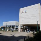 A la izquierda, caseta gris en cuyo entorno se plantea un nuevo edificio para nuevos servicios del centro de salud de Pinilla.