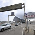 Varios vehículos salen de Gibraltar a primera hora de la tarde de este jueves, día en el que se ha conocido el acuerdo alcanzado entre la Unión Europea y el Reino Unido sobre la colonia británica.