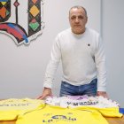 Narciso posa con las camisetas de la Cultural y de la UD Las Palmas con las que jugó.