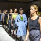 Varias modelos desfilan en Milán con los diseños de Prada.