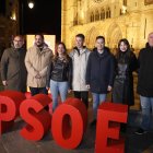 Nuria Rubio protagonizó la pegada de carteles del PSOE en León.