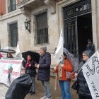 Protesta de los vecinos de Trobajo ante la Subdelegación de Gobierno