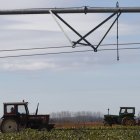 Tractores realizan labores de campo en Palacios de Fontecha.